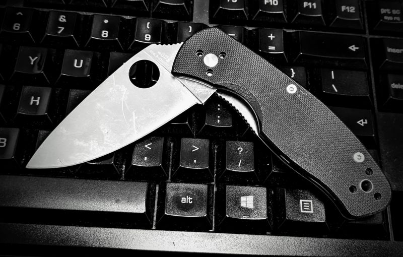 Spyderco Persistence G-10 Black Plain Folding Knife - C136GP