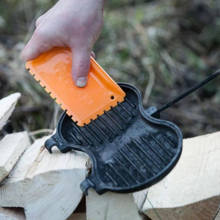 Serrated scraper for Petromax cast iron grill pans