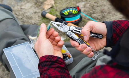 Leatherman Signal Crimson multitool (832745) - 19 tools