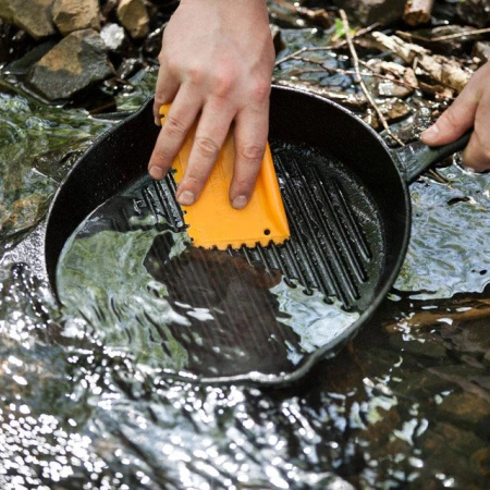 Serrated scraper for Petromax cast iron grill pans